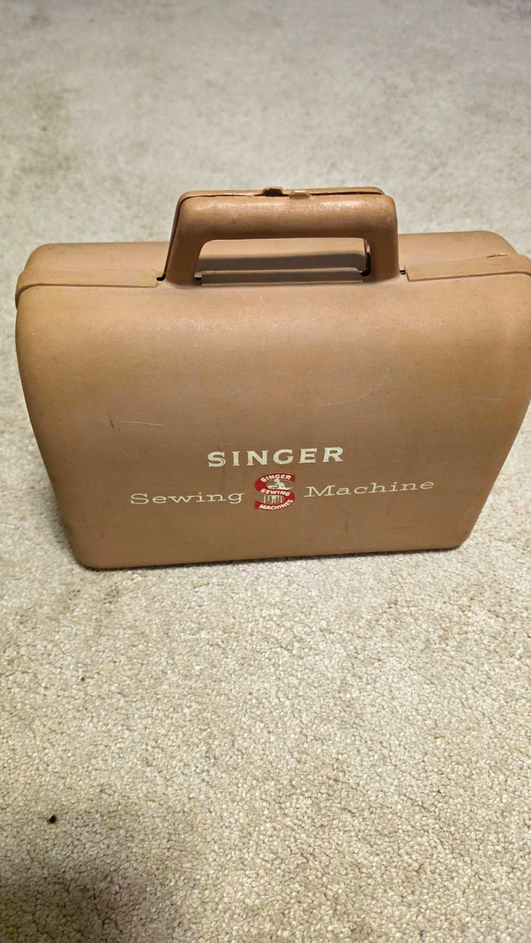 **Vintage** 1960s Singer Sewhandy Model 40K child's toy sewing machine w/case